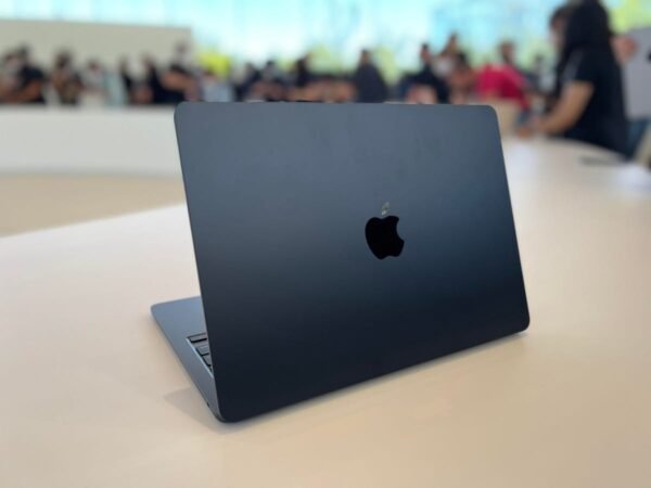 MacBook  Apple Air M2 (2022) 13.6" midnight 8GB de Ram - 256GB SSD - Image 4